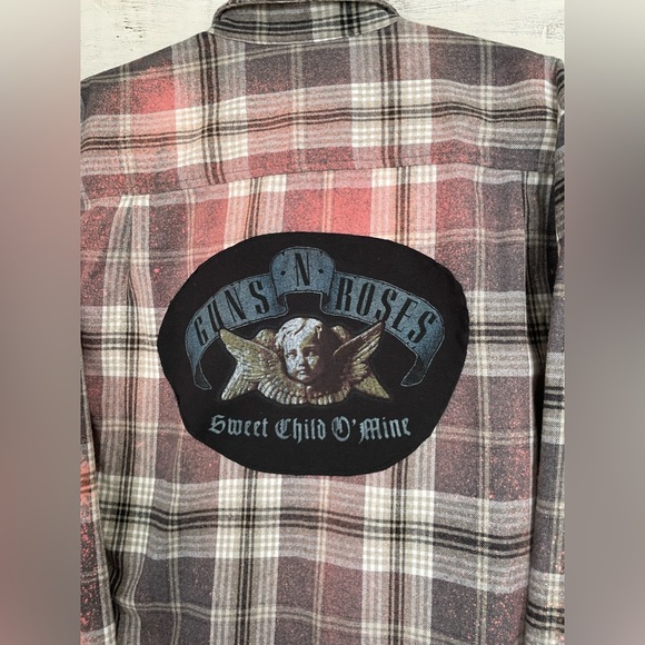 Distressed Guns & Roses logo flannel! - Picture 2 of 3